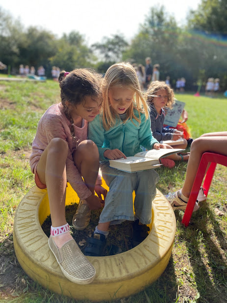 Groep 4: buiten lezen in onze mooie omgeving! 