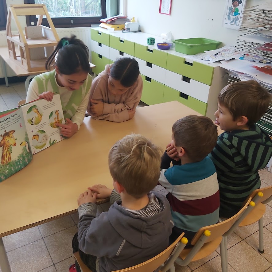 Groep 6 leest voor bij de kleuters van K2 en K3